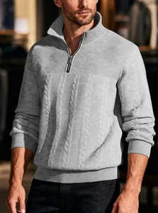Dettaglio del maglione grigio da uomo con mezza zip e motivi a trecce e geometrie
