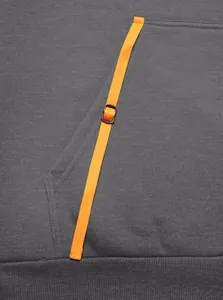 Nahaufnahme einer grauen Kapuzenpullovertasche mit orangefarbenem Zierstreifen und Metallschnalle.
