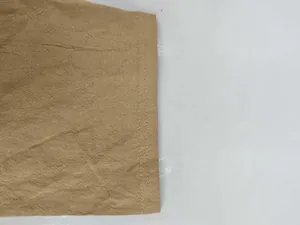 Gros plan du tissu respirant en imitation lin kaki et des coutures d'une chemise homme