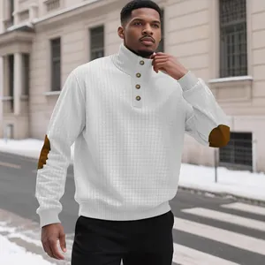 Witte herenpullover met opstaande kraag en wafelgebreide elleboogstukken in winterse stijl