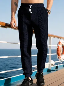 Pantaloni jogger jacquard blu navy da uomo con coulisse in ambiente nautico