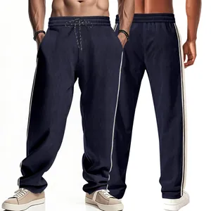 Detailansicht der dunkelblauen Herren-Cord-Jogginghose mit weißen Seitenstreifen