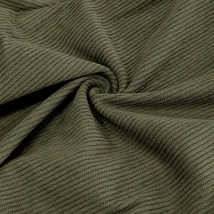 Detaillierte Nahaufnahme von olivgrünem Cordstoff mit Rippstruktur und weichem Glanz
