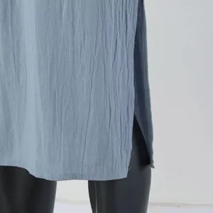 Vue détaillée d'une robe longue bleue pour homme avec texture gaufrée et fente latérale