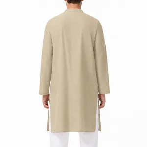 Rückansicht eines langärmligen Herren-Kaftans aus Baumwolle mit Seitenschlitzen
