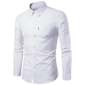 Vista detallada de una camisa Oxford blanca de manga larga con bolsillo en el pecho