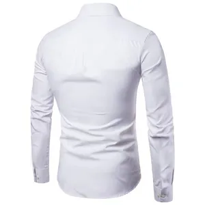 Vista detallada de la espalda de una camisa Oxford blanca de manga larga y corte entallado