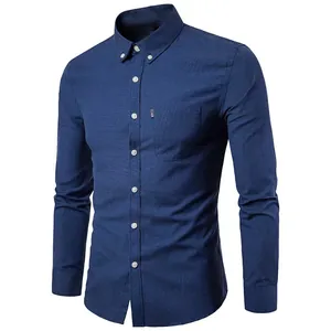 Detalle del tejido Oxford azul marino en una camisa de hombre de manga larga y corte entallado