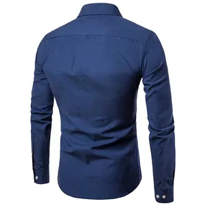 Vista trasera de camisa Oxford de manga larga azul marino ajustada