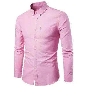 Vista frontal de una camisa Oxford rosa de manga larga para hombre, corte entallado
