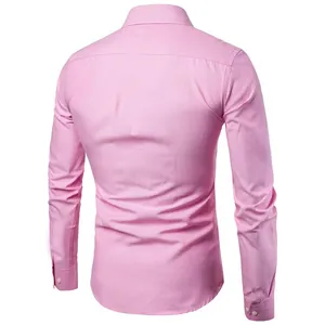 Vista posterior de una camisa Oxford rosa de manga larga y corte entallado para hombres
