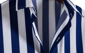 Detaillierte Nahaufnahme eines blau-weiß gestreiften Herren-Freizeithemdes mit Textur