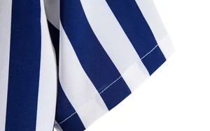 Detailansicht einer blau-weiß gestreiften Kurzarmhemdmanschette mit feinen sichtbaren Nähten