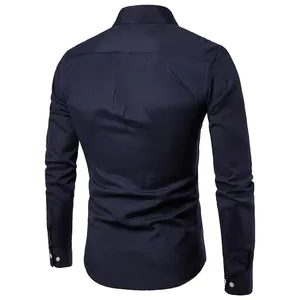 Vista posterior detallada de una camisa de manga larga Oxford azul marino de corte entallado