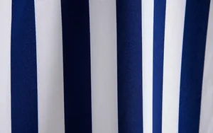 Detailansicht des atmungsaktiven blau-weiß gestreiften Stoffes für modische Herrenhemden