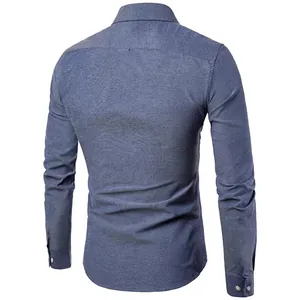 Vista posterior detallada de una camisa Oxford de hombre de manga larga y corte entallado.