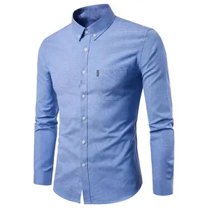 Vista completa de camisa Oxford azul claro de manga larga en maniquí invisible fondo blanco
