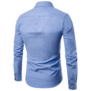 Vista trasera detallada de una camisa Oxford de manga larga azul claro para hombre