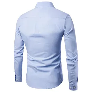 Detalle de la espalda de una camisa Oxford de hombre azul claro de manga larga slim fit.