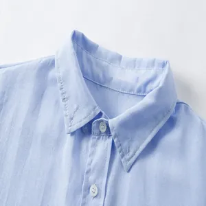 Primer plano de una camisa Oxford azul claro para hombre que muestra el cuello.
