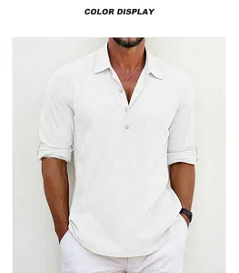 Detalle de camisa casual blanca para hombre estilo lino con cuello henley y botones