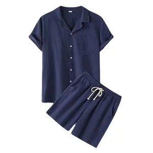 Lässiges dunkelblaues Baumwoll-Set für Herren mit Kurzarmhemd und Tunnelzug-Shorts.