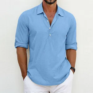 Primer plano de camisa de lino azul claro para hombre con cuello abotonado y mangas