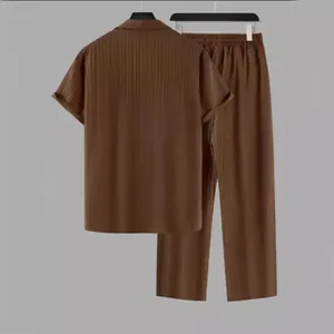 Détail arrière de l'ensemble chemise rayée marron et pantalon long