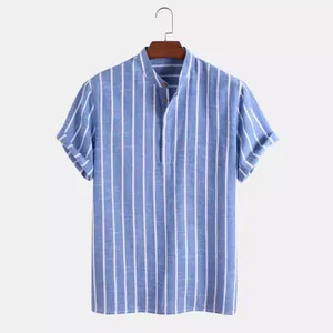 Gedetailleerd overzicht van de textuur van het blauw-wit gestreepte herenshirt met korte mouwen