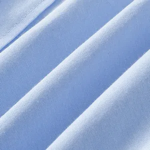 Primer plano macro de la tela de camisa Oxford azul claro que muestra la textura del tejido