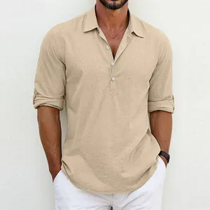 Vista detallada de camisa tipo jersey de lino caqui para hombre con cuello vuelto