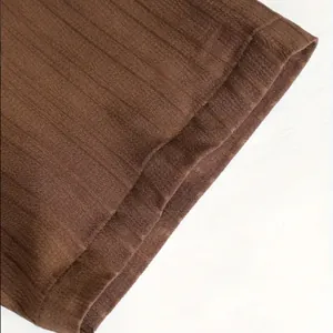 Gros plan sur la texture du tissu côtelé marron d'un ensemble rayé pour hommes