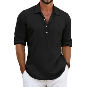 Polo casual de hombre en tejido negro texturizado de manga larga sobre fondo blanco