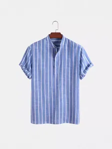 Blauw-wit gestreept herenshirt met korte mouwen en opstaande kraag, zomerse modieuze look.