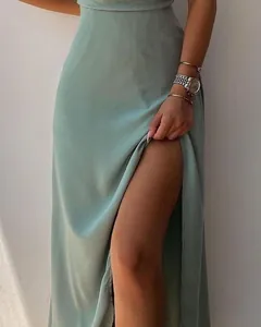 Gros plan d'une robe nuisette vert sauge avec une fente haute sexy et tissu lisse