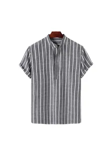 Klassiek grijs-wit verticaal gestreept herenshirt met korte mouwen en opstaande kraag.