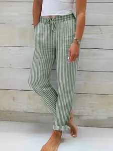 Πλάγια όψη γυναικείου casual χαλαρού βαμβακερού λινά παντελονιού με πράσινες ρίγες.