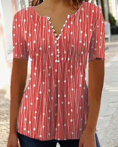 Primer plano de camisa roja de mujer con cuello en V, estampado blanco y botones