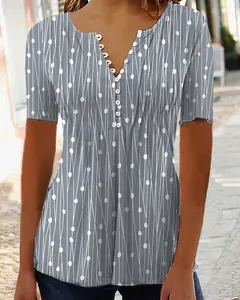 Vista macro detallada de camiseta de manga corta con cuello en V y estampado de puntos