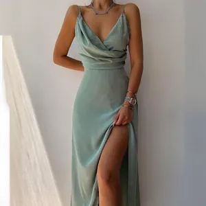 Robe longue élégante verte à col en V, bretelles spaghetti et fente haute.