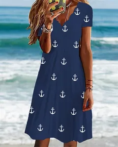 Detailansicht des marineblauen Damenkleides mit Wellenausschnitt und Ankerdruck