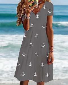 Sommerliches, figurbetontes Kleid mit Wellenausschnitt und nautischem Ankermuster