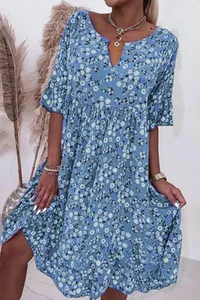 Dettaglio dell'abito midi blu a fiori con scollo a V e maniche corte a volant eleganti