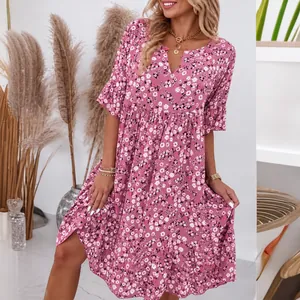 Elegante abito midi estivo con stampa floreale, scollo a V e maniche corte in rosa