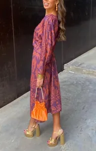 Elegante boheemse midi-jurk met paarse en oranje paisleyprint voor dames in de herfst