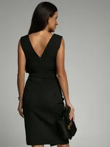 Detailansicht der Rückseite eines eleganten schwarzen ärmellosen Abendkleids mit Schlitz