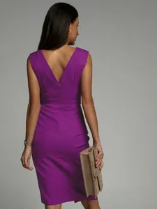Elegantes lila ärmelloses Abendkleid mit V-Ausschnitt, Rückansicht der hohen Taille