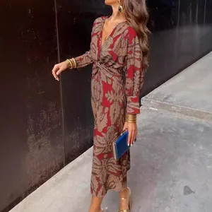 Elegante bordeauxrode maxi-jurk met paisleyprint, V-hals en knoopdetail in de taille