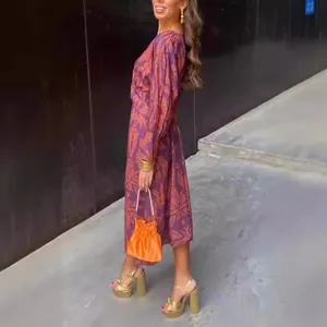 Elegante herfst maxi-jurk met lange mouwen voor dames in paars en oranje tinten.