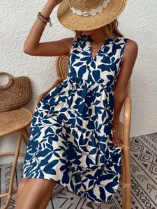 Ärmelloses Boho-Kleid mit V-Ausschnitt, blauem Blumendruck und einem gestuften Faltenrock